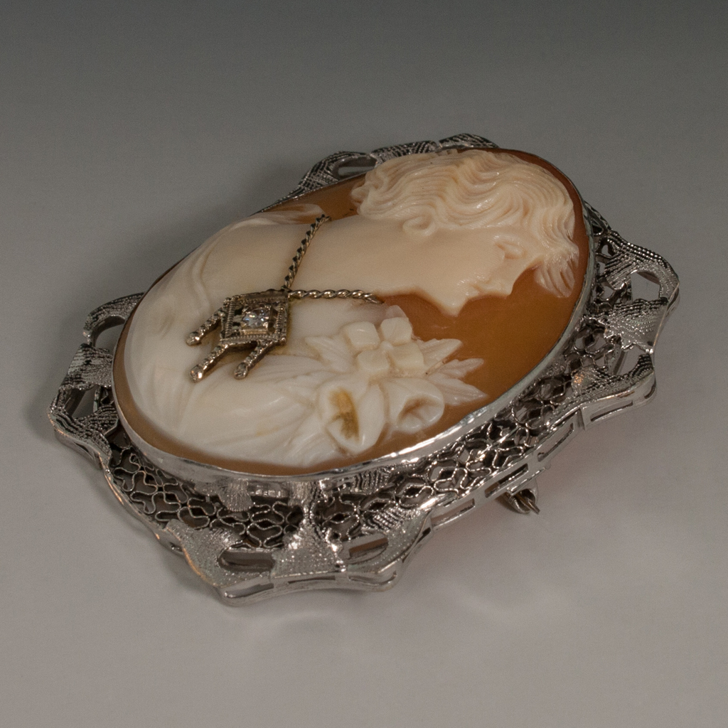 14KW Shell Cameo Brooch W Diamond